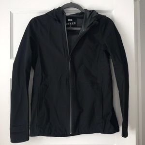 Uniqlo water resistant jacket with hood